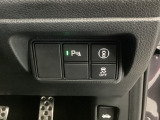 ハンドルの右側にはヘッドライトリベライザーとVSA(ABS+TCS+横滑り抑制)の解除スイッチなどがついています。パーキングセンサーもついているので駐車の際など、障害物に近づくと音で知らせてくれます。