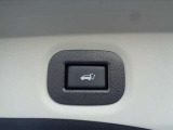 【オートバックドア】ボタン1つでバックドアの開閉が可能です♪ 足先を入れて引く動作でハンズフリーセンサーによる開閉もできます!!