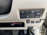ダッシュボード右下には、アイドリングストップ等安全装備のキャンセルスイッチと助手席側電動ハンズフリー機能付きスライドドア開閉スイッチが並んでます。また、左下には、ETCの本体が接続されてます.