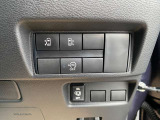 左右どちらからでも乗り降りO,K更に車内からは運転席の開閉スイッチで車外からはドアハンドル操作やインテリキーについている開閉ボタンでも開閉◎挟み込み防止機能で更に安心です(^^)