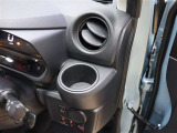 【据え置きカップホルダー】エアコン吹き出し口下部に設置されていますので使いやすさバッチリ!運転席から手の届くちょうどの位置です!