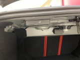 ラゲッジ部分に、リアシートを倒すスイッチがついていますので、荷物を積む際に簡単に、シートアレンジできます。