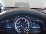 ヘッドアップディスプレイはンジンONでメーターフードの前方に立ち上がり、走行時に必要な情報を表示。運転時の視線の移動と眼の焦点移動が少なくて済みます。