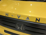 N-VANの車名を大胆にレイアウト。タフな印象の表情に仕上げます。