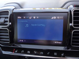 Apple CarPlay、Android Auto 対応。スマホを接続するとタッチスクリーン上でマップ、通話、メッセージ、ミュージックなどのアプリをスマホ同様に操作できるミラースクリーン機能搭載