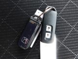 ドアの開閉やエンジンのスタートに便利なスマートキー(電子錠)です。ポケットや鞄の中に入れていても操作ができます。