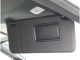 運転席と助手席の天井部分のサンバイザーを使うことで、眩しい日差しを遮ることができます。