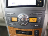車室内温度を快適に保持する、オートエアコンが装備されます。