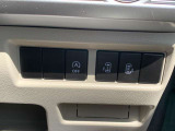 【両側電動スライドドア】狭い場所でもドアを全開にでき、チャイルドロックを使っても運転席のスイッチを操作するだけでドアの開け閉めが可能です。小さなお子様でもボタン一つでスライドドアの開閉可能です。