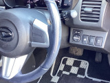 リモコンドアミラーのスイッチは、運転席右側にあります。