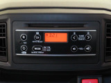 純正CDステレオ付。AM/FMラジオで休憩を楽しんだり交通渋滞や天気などの情報を取り入れられます。