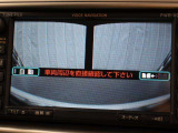 前方左右の映像を映し出すブラインドコーナーモニターとバックモニターが装備されています。