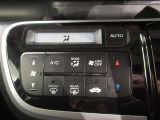 「AUTO」スイッチで車内の温度を一定に保ってくれるオートエアコン 快適装備の代名詞 もちろんマニュアル操作も可能ですよ