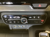 セレクトレバーの左側にプラズマクラスター付き・オートエアコンがついてますので簡単操作で快適に過ごせます。運転席のシートヒータースイッチ内蔵でHiとLoの2段階で温度設定ができます。