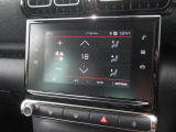車内を快適な温度に保つオートエアコンを装備。