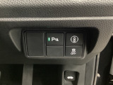 Hondaセンシング用の、VSA(ABS+TCS+横滑り抑制)解除とレーンキープアシストシステムなどのメインスイッチなどはハンドルの右側に装備しています。