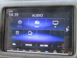 ナビはギャザズ8インチメモリーナビ(VXM-207VFEi)を装着。AppleCarPlay、AM、FM、CD、DVD再生、Bluetooth、フルセグTVがご使用いただけます。