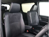 【フロントシート】ハーフレザー仕様のフロントシートにはサイドエアバック機能が付いています。