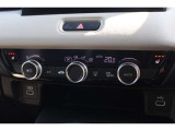 左右独立温度コントロール式フルオート・エアコンディショナーを装備!運転席・助手席でそれぞれ温度設定が可能です。