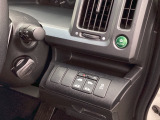 燃費を良くするECON、横滑りを防止するVSA等のスイッチは運転席の右側、手の届きやすい位置にあります。パワースライドドアの開閉は運転席側のスイッチ操作でも開閉ができ、安全・簡単です。