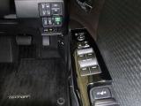 オデッセイの運転席回りの各種スイッチ群です。上部に両側電動スライドドアスイッチ。ETC車載器この位置にビルトインされています。パワーウインドウは全席オート機能付きです。