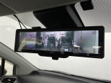 【デジタルインナーミラー(トヨタ)】車両後方カメラの映像をルームミラーに映すことが出来ます。 そのため、後席に人や荷物があって後方が見えづらい場合でもしっかり視界を確保することが出来ます。