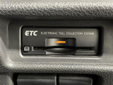 【ETC】有料道路を利用する際に料金所で停止することなく通過できる、ETC車載器(ノンストップ自動料金収受システム機器)が装備されています。セットアップを行うことで利用可能になります。