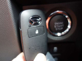 鍵にはスマートキーを搭載しております。ボタン操作1つで簡単にドアの施錠・解錠を行えるので、車の乗り降りの際にもたつくことがありません!