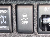 車両の横滑りを感知すると、自動的に車両の進行方向を保つように車両を制御します。