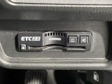 【ETC】有料道路を利用する際に料金所で停止することなく通過できる、ETC車載器(ノンストップ自動料金収受システム機器)が装備されています。セットアップを行うことで利用可能になります。