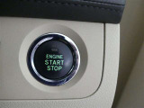 エンジンスタートボタンです。キーが車内にあれば、エンジンの始動・停止はブレーキを踏んでスイッチを押すだけ!キーを取り出す手間を省き、簡単でスムーズ♪