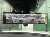 【デジタルインナーミラー】バックドア内側にカメラを取り付けてインナーミラーに後方映像を表示します。後席に同乗者がいても、クルマの後ろを広い範囲で表示します。