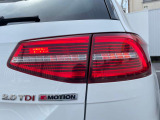 LEDテールランプを装備。ブレーキを踏むと横位置から縦位置に点灯パターンが変わる為、後続車からの視認性が向上し追突の危険性を和らげます。