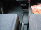 運転席と助手席の間に小物だけでなく箱ティッシュも置けるのがうれしい【フロアコンソールトレー】