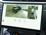 全周囲カメラとセンサーは狭い場所でも安心して駐車できるようにサポート。タッチスクリーンの表示と音で障害物との距離を確認できます。車幅感覚に慣れていない方や駐車の苦手な方には必見の装備といえます♪