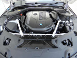 直列6気筒BMWツインパワー・ターボ・エンジン。出力250kW〔340ps〕/5000rpm(カタログ値)、トルク500Nm〔51.0kgm〕/1600-4,500rpm(カタログ値)♪