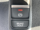 【電動パーキングブレーキ・オートブレーキホールド】シフト操作に連動してパーキングブレーキを作動・解除。さらに渋滞や信号待ちで停止した時にブレーキを保持。アクセルを踏むと解除されます。