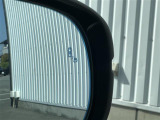 【ブラインドスポットモニター】レーダーにより隣車線の車両を検知。車両を検知した側の表示灯が点灯。車両を検知している側に車線変更をしようとした場合、ブザーと表示で危険をお知らせします。