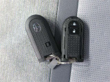 電子カードキーを携帯していれば、バッグから取り出さずにドアハンドルのリクエストスイッチを押すだけでドアを施錠・解錠できます。
