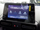 8インチのタッチスクリーンを装備。ラジオチューナー、CarPlay&AndoroidAutoにも対応。