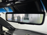 【デジタルインナーミラー】車両後方カメラの映像をルームミラーに映すことが出来ます。 そのため、後席に人や荷物があって後方が見えづらい場合でもしっかり視界を確保することが出来ます。