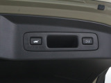 【ハンズフリーアクセスパワーテールゲート】Hondaスマートキーを持っていれば、ハンズフリーでテールゲートの開閉が可能です。