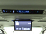 後席モニター装備:セカンドシート・サードシートにご乗車の方は、ドライブ中も天井部についているモニターでTV・DVD等をお楽しみ下さい♪♪使用しない時は、画面を天井部分に格納できます!