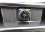 フロントグリルに装着されたカメラの映像を、ディスプレイに表示。死角を低減し、安全運転をアシストします。
