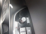 ミラーをドライバーに適した位置に、●調節&格納●するのがボタン一つ♪ 指紋などの汚れも付きません(^^)