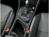 DSGのデュアルクラッチシステムが瞬時に、気持ち良くシフトチェンジします。左右独立温度調整オートエアコンスイッチ。助手席の方も温度調整可能な温度スイッチがあるので、快適な車内を過ごせます。