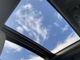 【パノラマルーフ】解放感溢れるパノラマルーフ☆車内には爽やかな風や太陽の穏やかな光が差し込みます☆