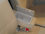 運転席と助手席の間のひじ掛けの中に小物を入れるスペースがあります!