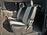 2列目にもFLEXオリジナルシートカバー装着済み!3点式シートベルトなのでチャイルドシートの設置も可能です。