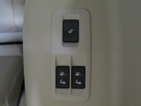 電動格納サードシートスイッチです。スイッチを押すだけで、サードシートが自動的に格納・復帰。リヤドア側またはバックドア側、どちらからにもスイッチがあります。